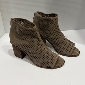 Vince Camuto Kareste peep-toe booties